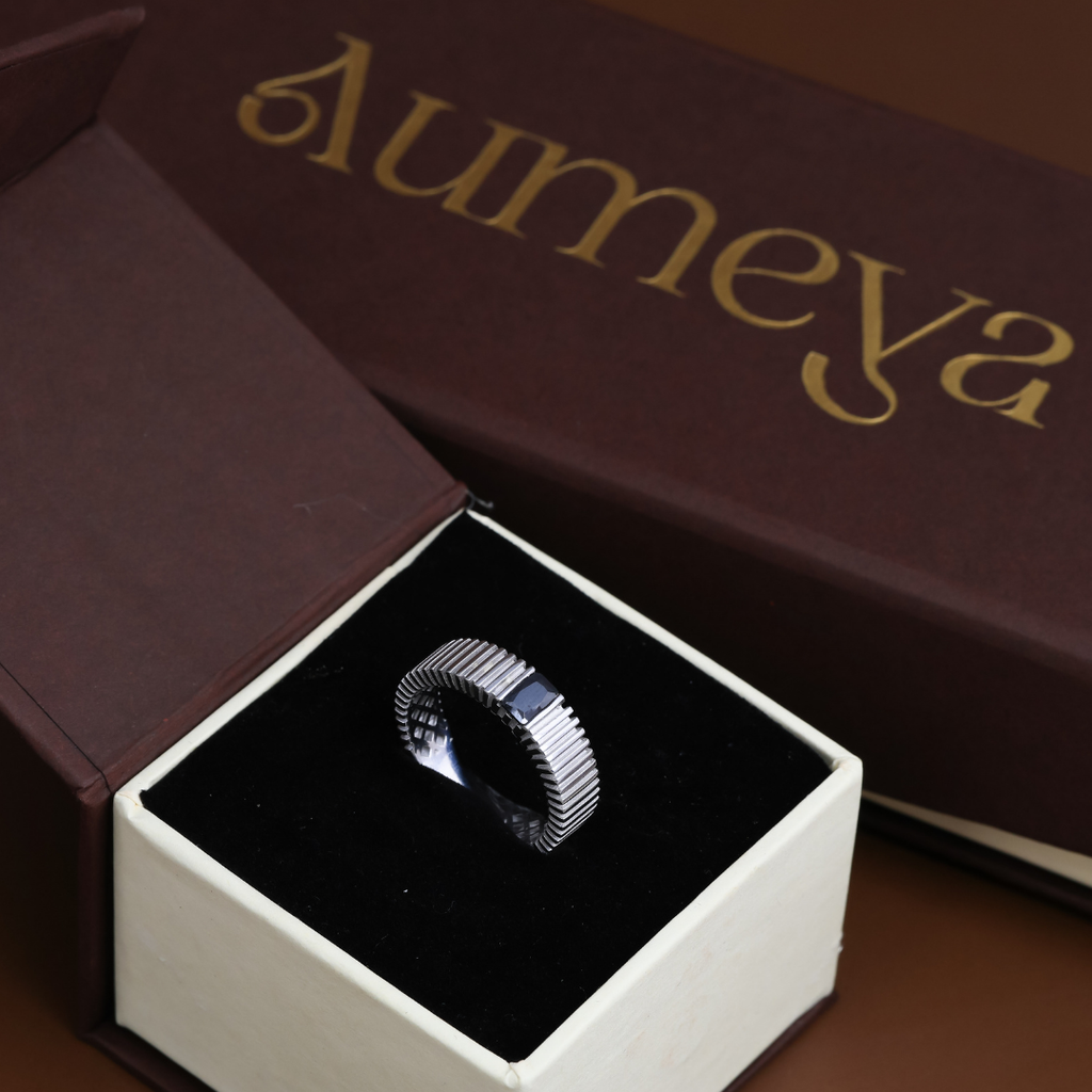 Obsidian Ridge Textured Ring – 6mm